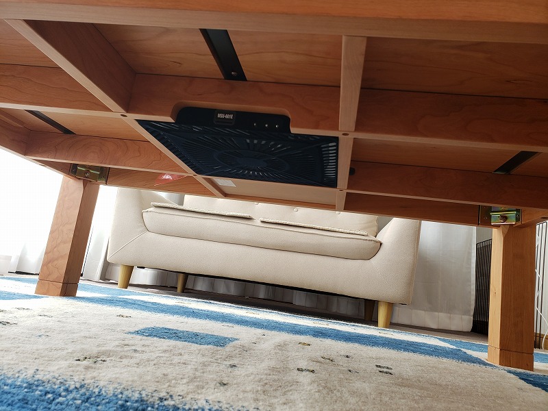 天然木のこたつテーブルとアートギャッベの施工例