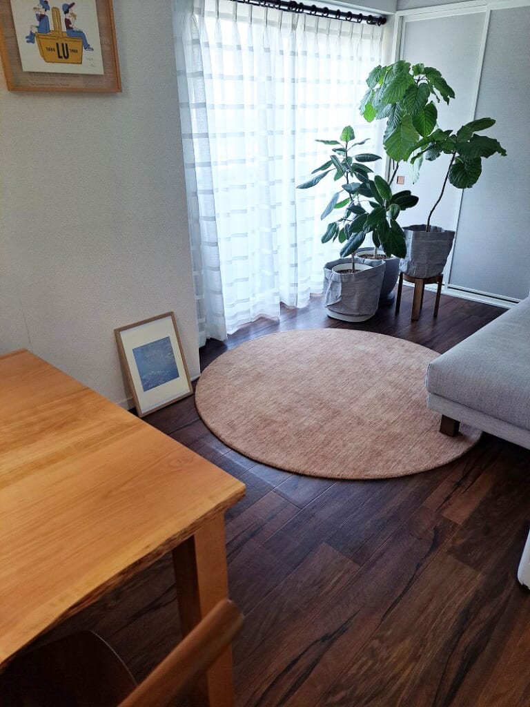 天然木のダイニングテーブルとハグみじゅうたんの施工例