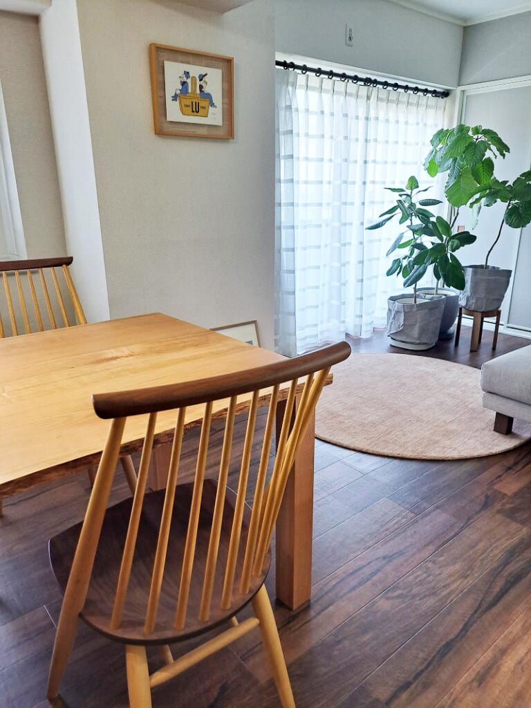 天然木のダイニングテーブルとダイニングチェアとハグみじゅうたんの施工例