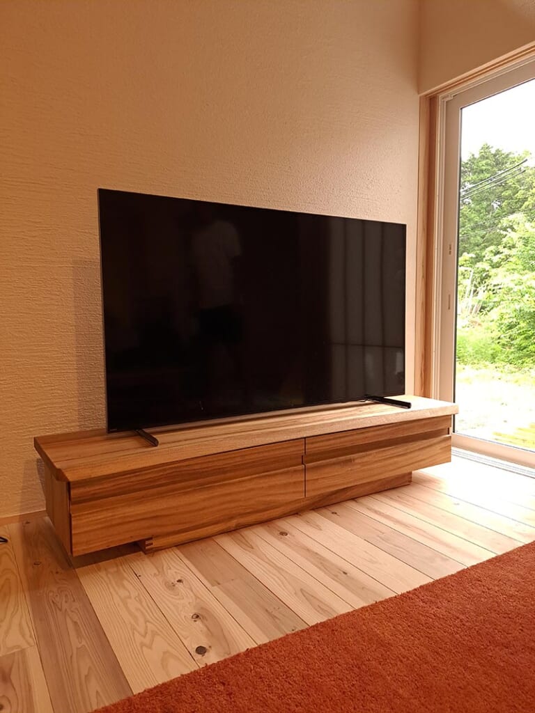 天然木のテレビボードの施工例