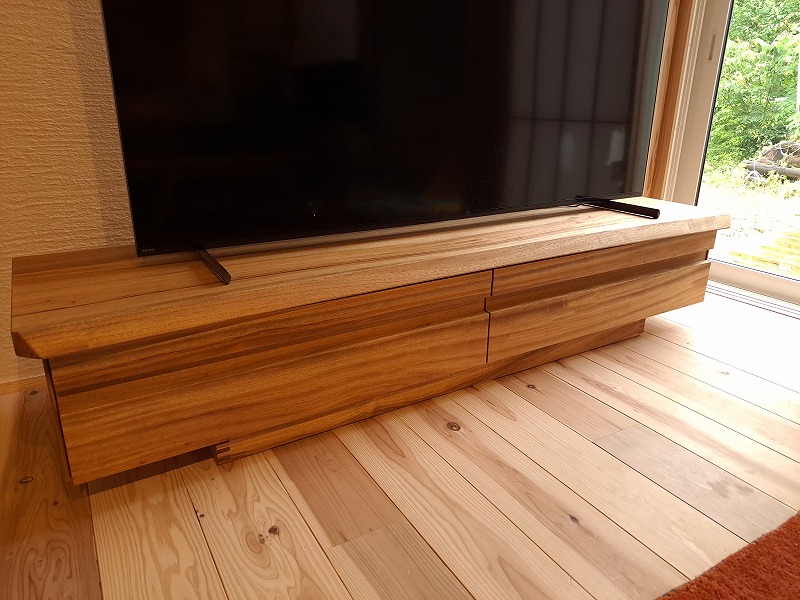 天然木のテレビボードの施工例