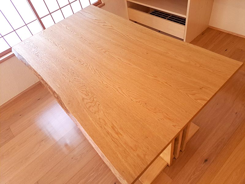天然木のダイニングテーブルの施工例