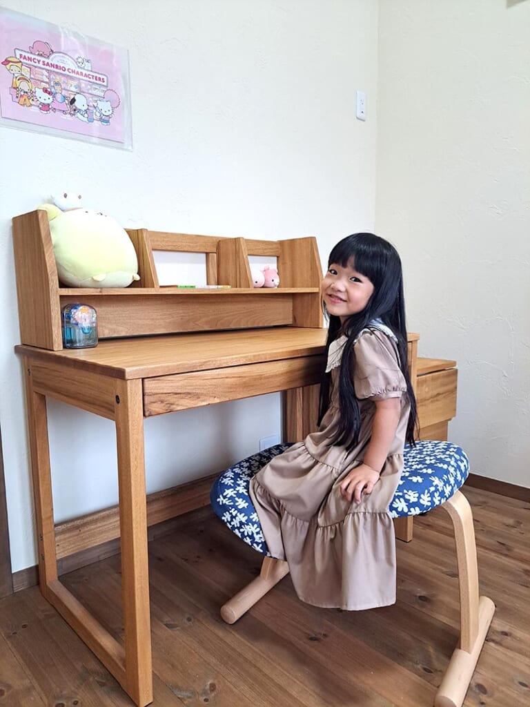 天然木の学習デスクの施工例