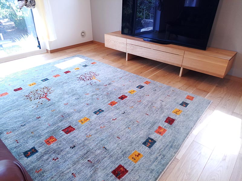 天然木のテレビボードとアートギャッベ（240×176ｃｍ）の施工例