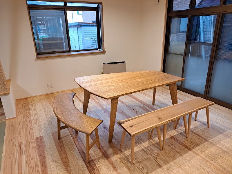 天然木のダイニングテーブル、ベンチの施工例