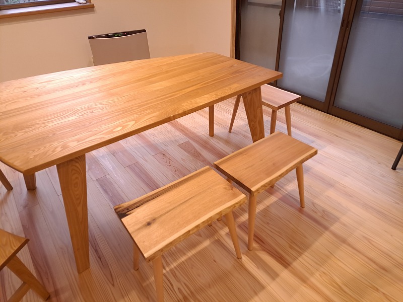 天然木のダイニングテーブル、ベンチの施工例