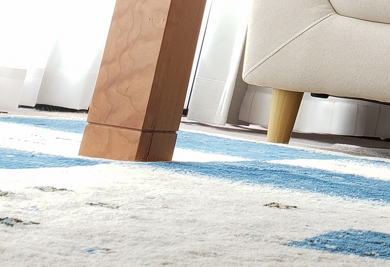 天然木のこたつテーブルとアートギャッベの施工例