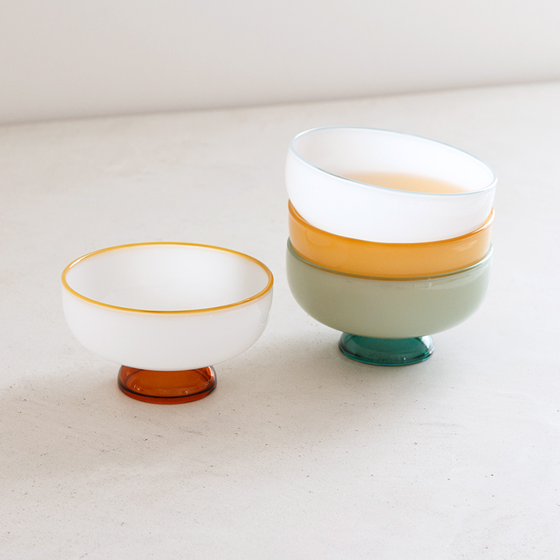 ミルキーカラーのガラスカップ