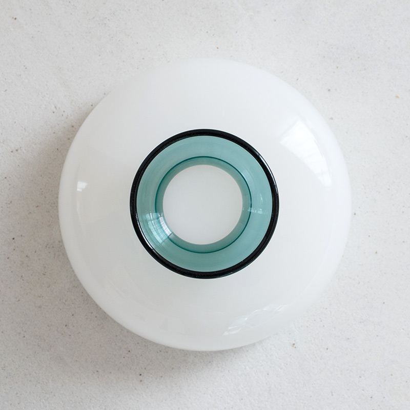 ミルキーカラーのガラスカップ