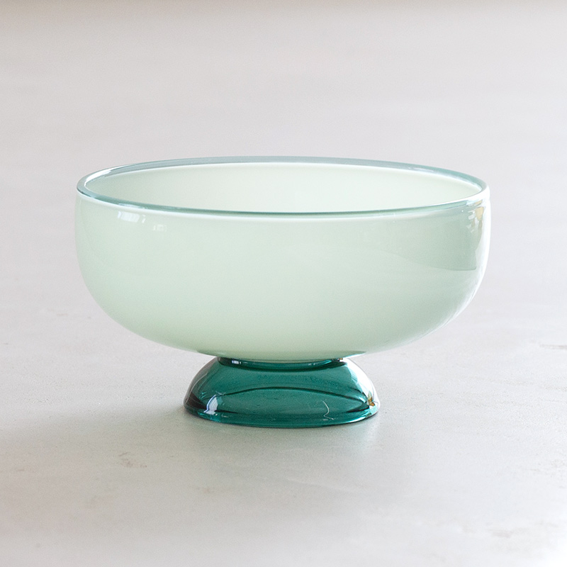 ミルキーカラーのガラスカップ