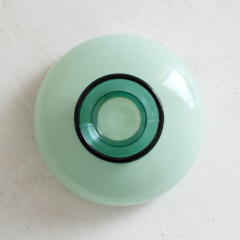 ミルキーカラーのガラスカップ