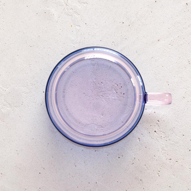 ポップなガラスのティーカップ