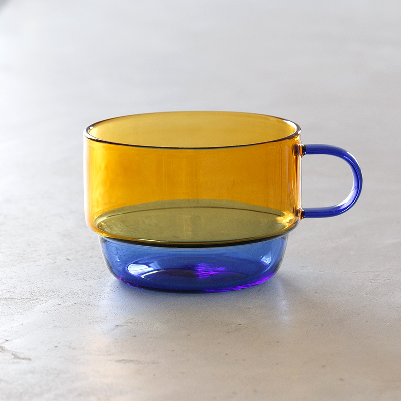 ポップなガラスのティーカップ