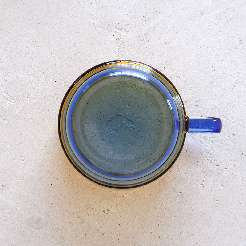 ポップなガラスのティーカップ