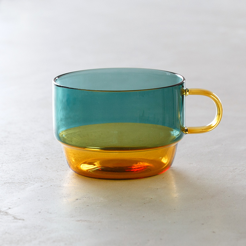 ポップなガラスのティーカップ