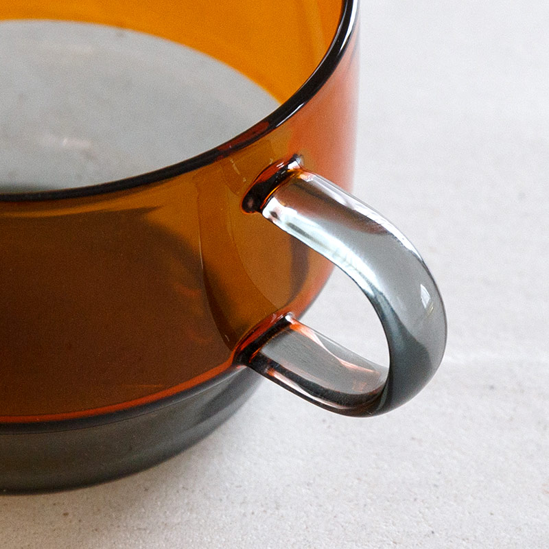 ポップなガラスのティーカップ