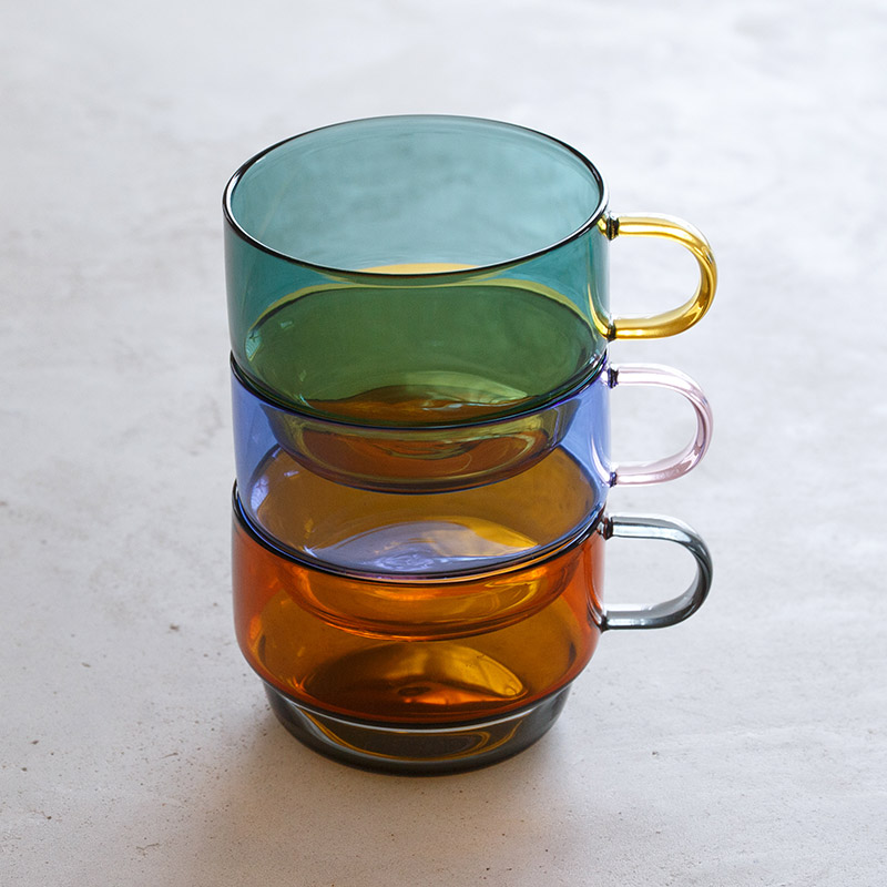 ポップなガラスのティーカップ