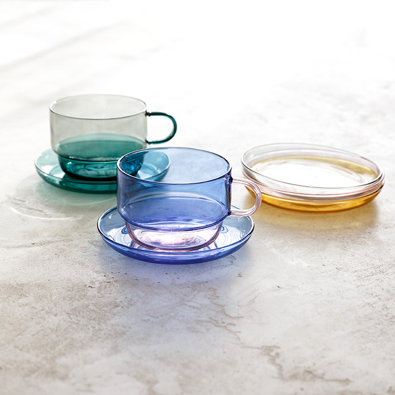 ポップなガラスのカップ&ソーサー