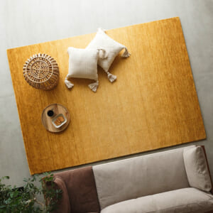 リーズナブルウールラグ 黄色 グラデーション ER6203GL ソファ前使用イメージ