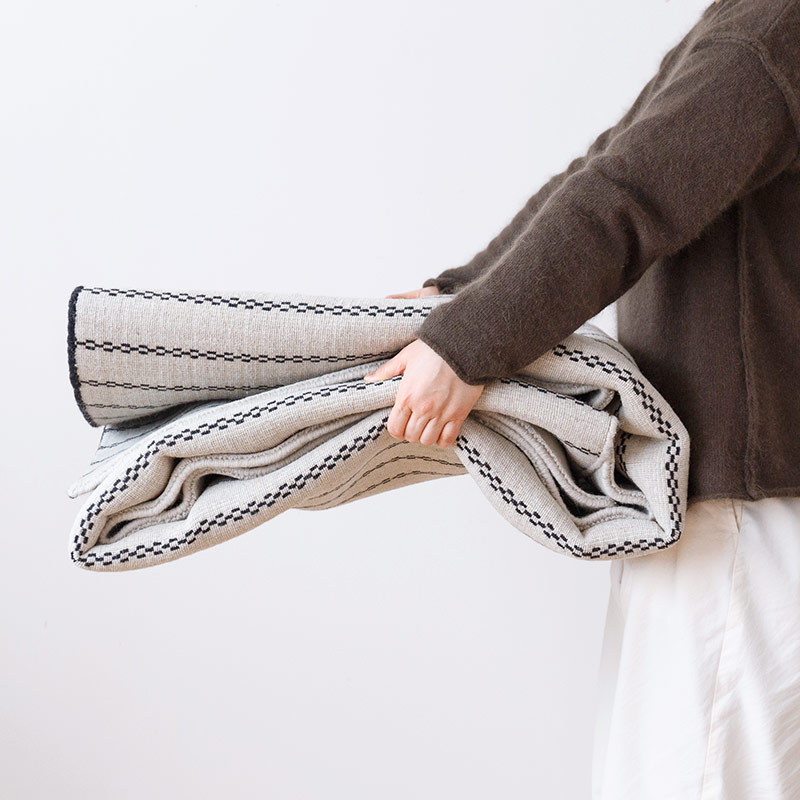 ウール絨毯 天然素材ラグ ウールラグ ラグ厚手  ハグみじゅうたん てざわりアーバン 折り畳み可能