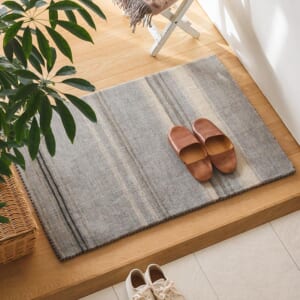 グレーのウール玄関マット/ハグみじゅうたんてざわりいろはシリーズ/うすずみ/ER6504GYE