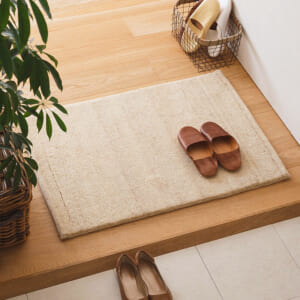 原毛のウール手織り絨毯 玄関マット ナチュラルホワイト 玄関使用イメージ HK01