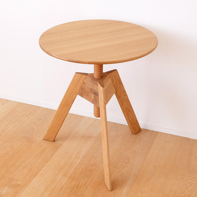 高さが変えられるサイドテーブル