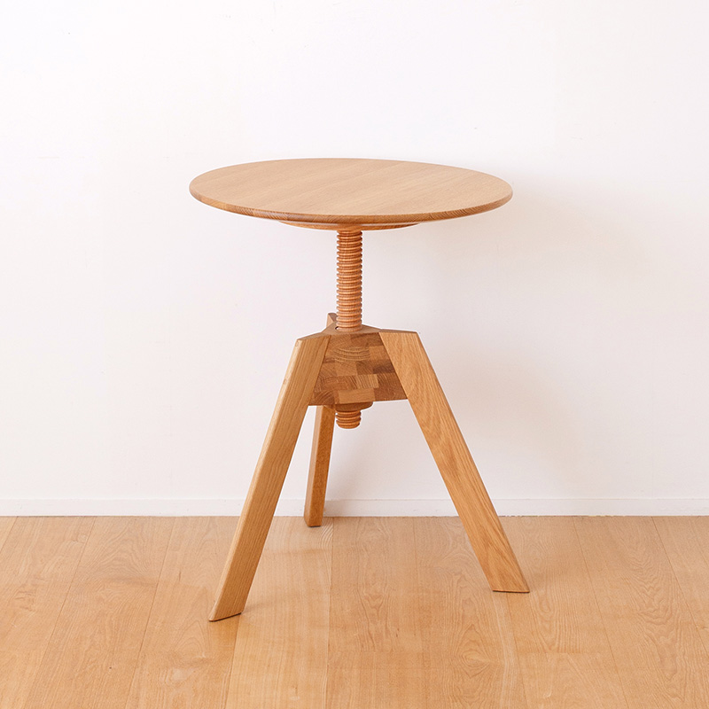 高さが変えられるサイドテーブル