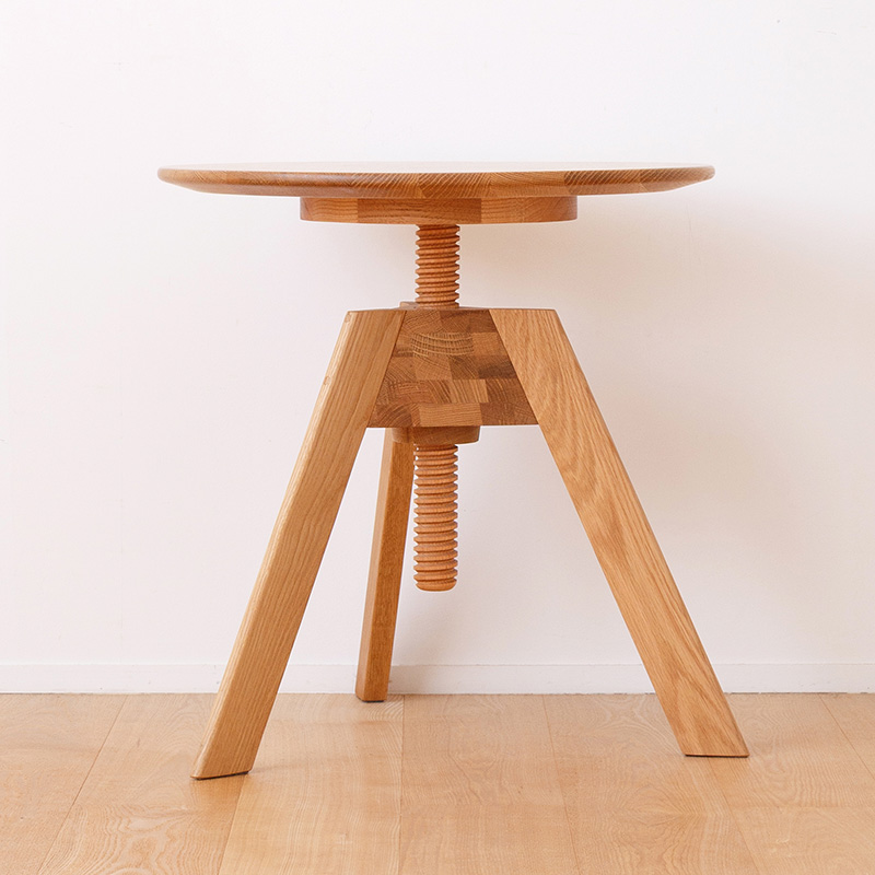 高さが変えられるサイドテーブル