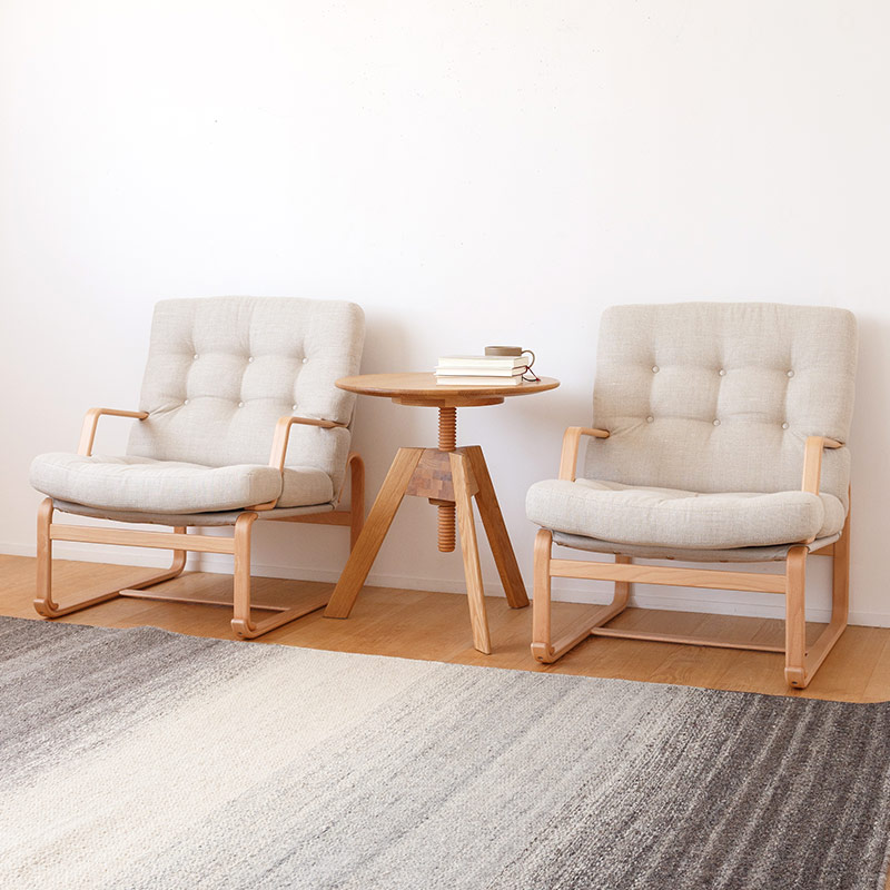 高さが変えられるサイドテーブル