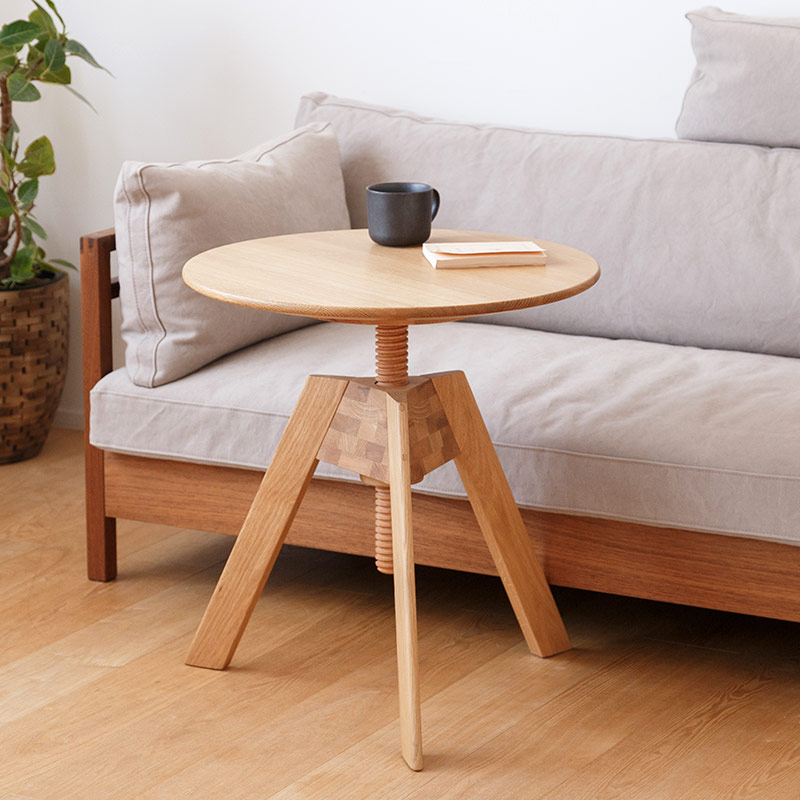 高さが変えられるサイドテーブル