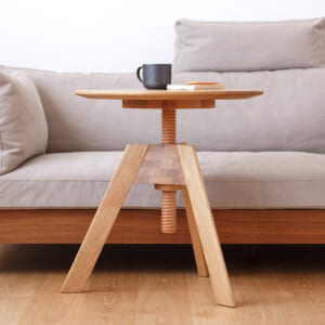 高さが変えられるサイドテーブル