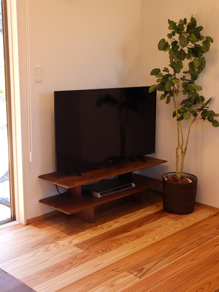 天然木のテレビボードの施工例