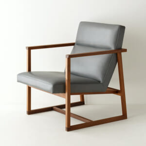 細フレームの一人掛けソファ