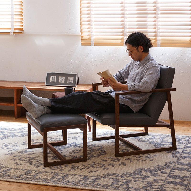 細フレームの一人掛けソファ