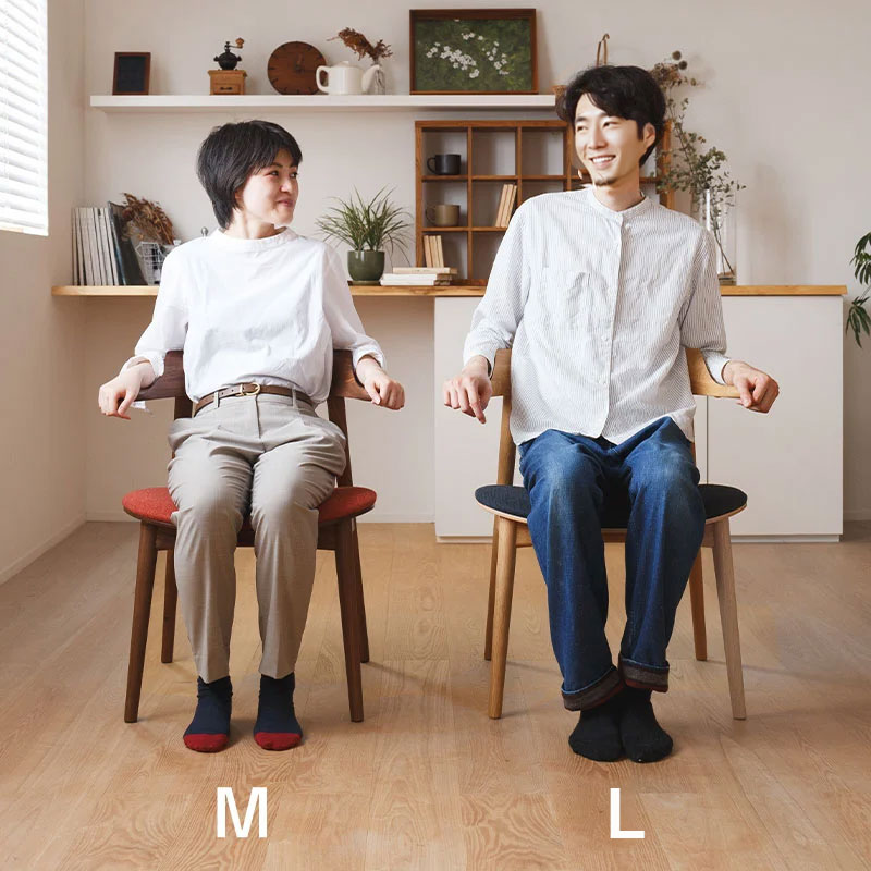 一生もののmyチェア LサイズとMサイズ 男性と女性が座ったサイズ感