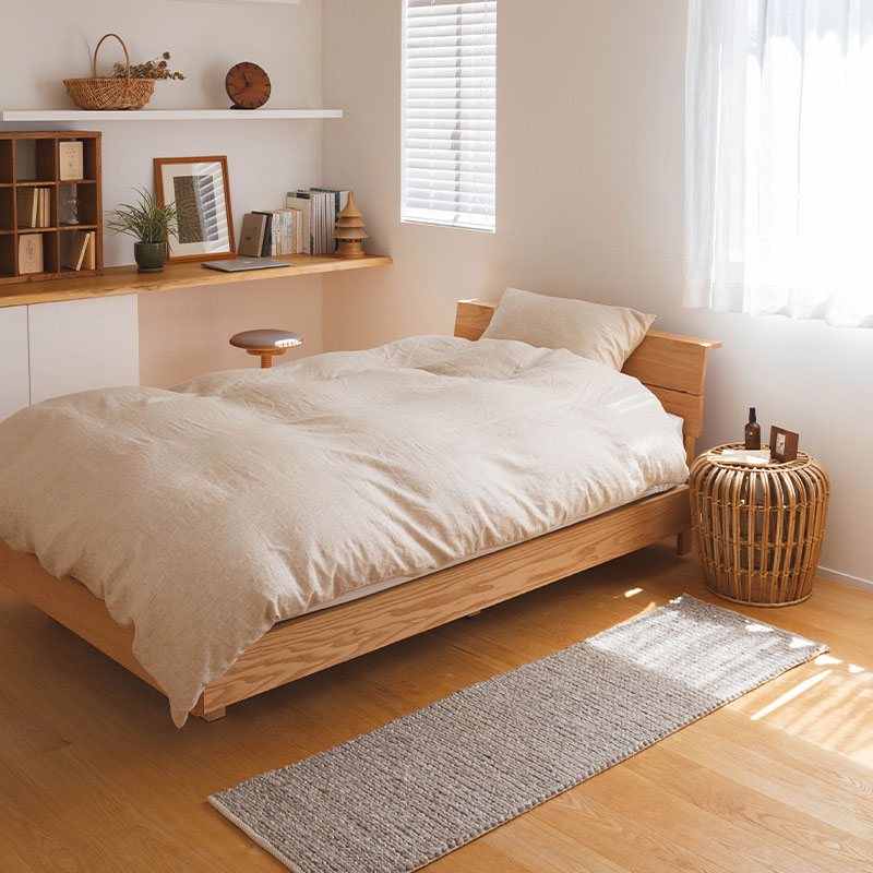 シンプルな天然木のベッドフレーム
