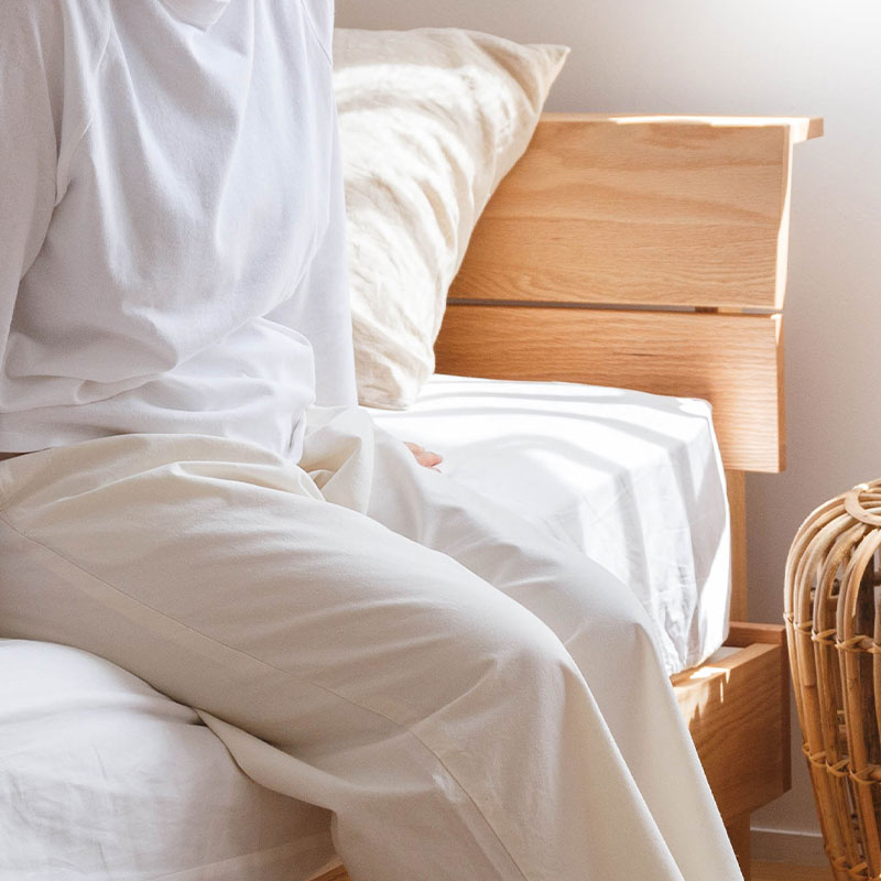 シンプルな天然木のベッドフレーム