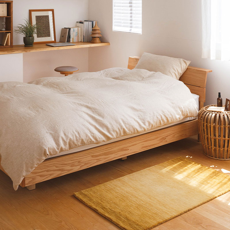 シンプルな天然木のベッドフレーム
