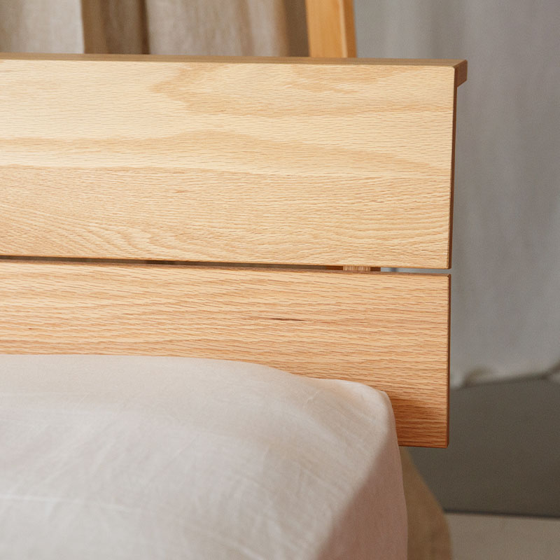 シンプルな天然木のベッドフレーム