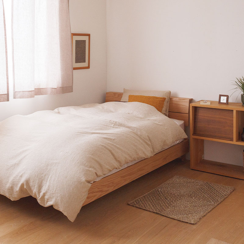 シンプルな天然木のベッドフレーム