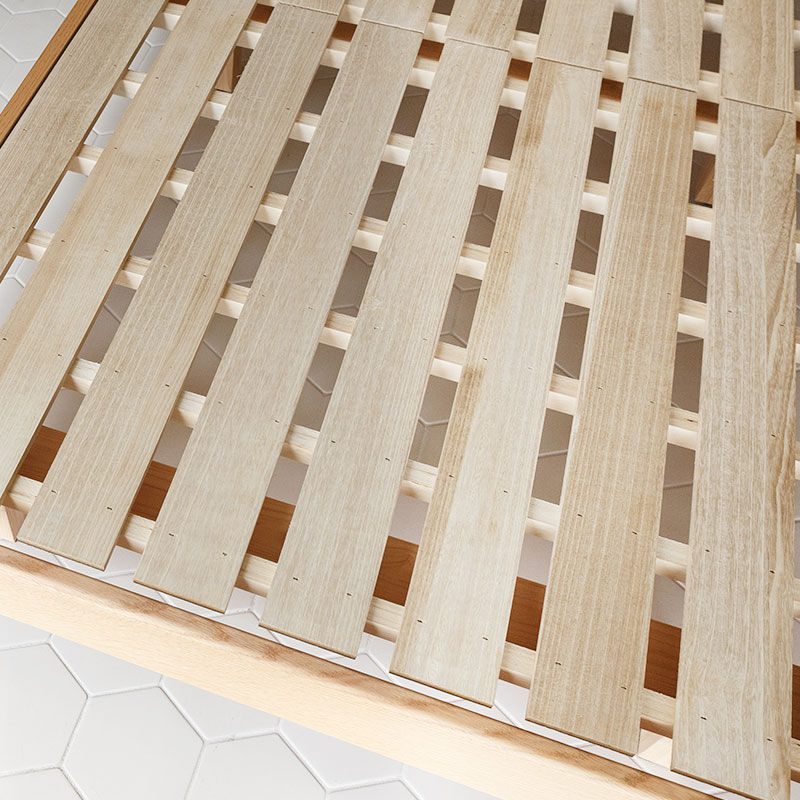 シンプルな天然木のベッドフレーム