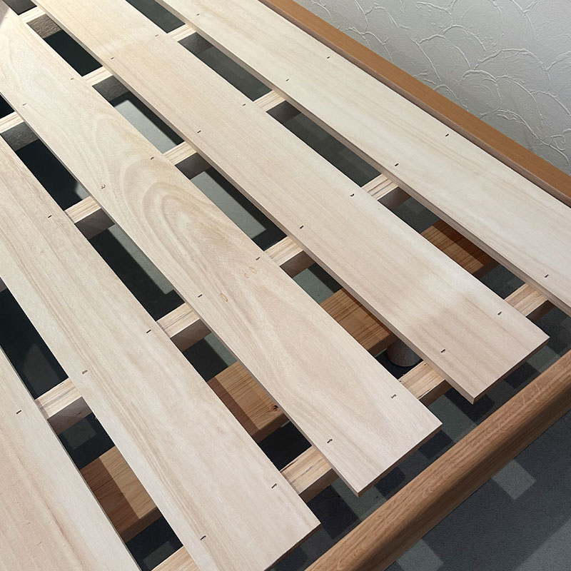 天然木の棚付きベッドフレーム