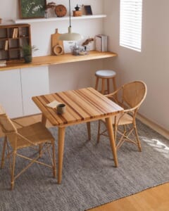カラフルな木の色を楽しむ寄木テーブル / 家具を作る際に余ってしまった細かい木たちを大切にとっておき、一本一本組み合わせてつくられています。