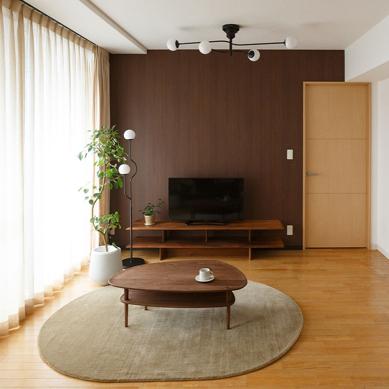 自由に動かせるアームのクラシカルな照明