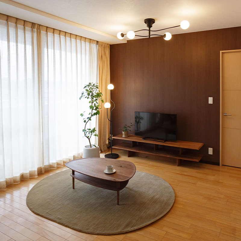 自由に動かせるアームのクラシカルな照明