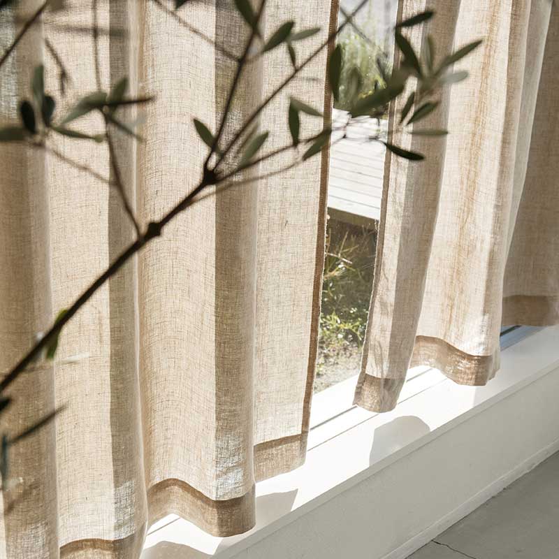 リネンカーテン 遮光性は少ない  LifLinplus ハーフシアー ナチュラル を掛けた窓辺の様子。やわらかな光が心地良い雰囲気に。