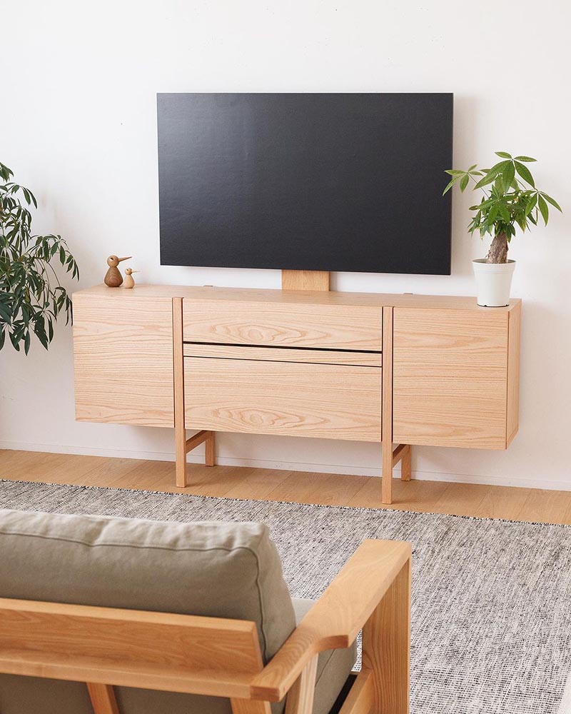 壁掛けテレビにも対応できるハイボード / テレビ台に支柱となるバックパネルを取り付けて、壁掛けテレビを設置できます。