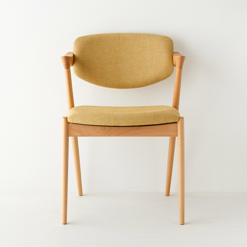 北欧の名作椅子 No.42黄色の張地の椅子
