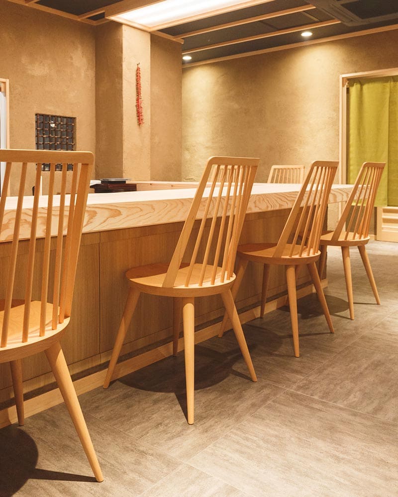コンパクトで軽い無垢の椅子 / 長野県伊那市にある 日本料理のお店「いなまち澤屋」様での写真です。